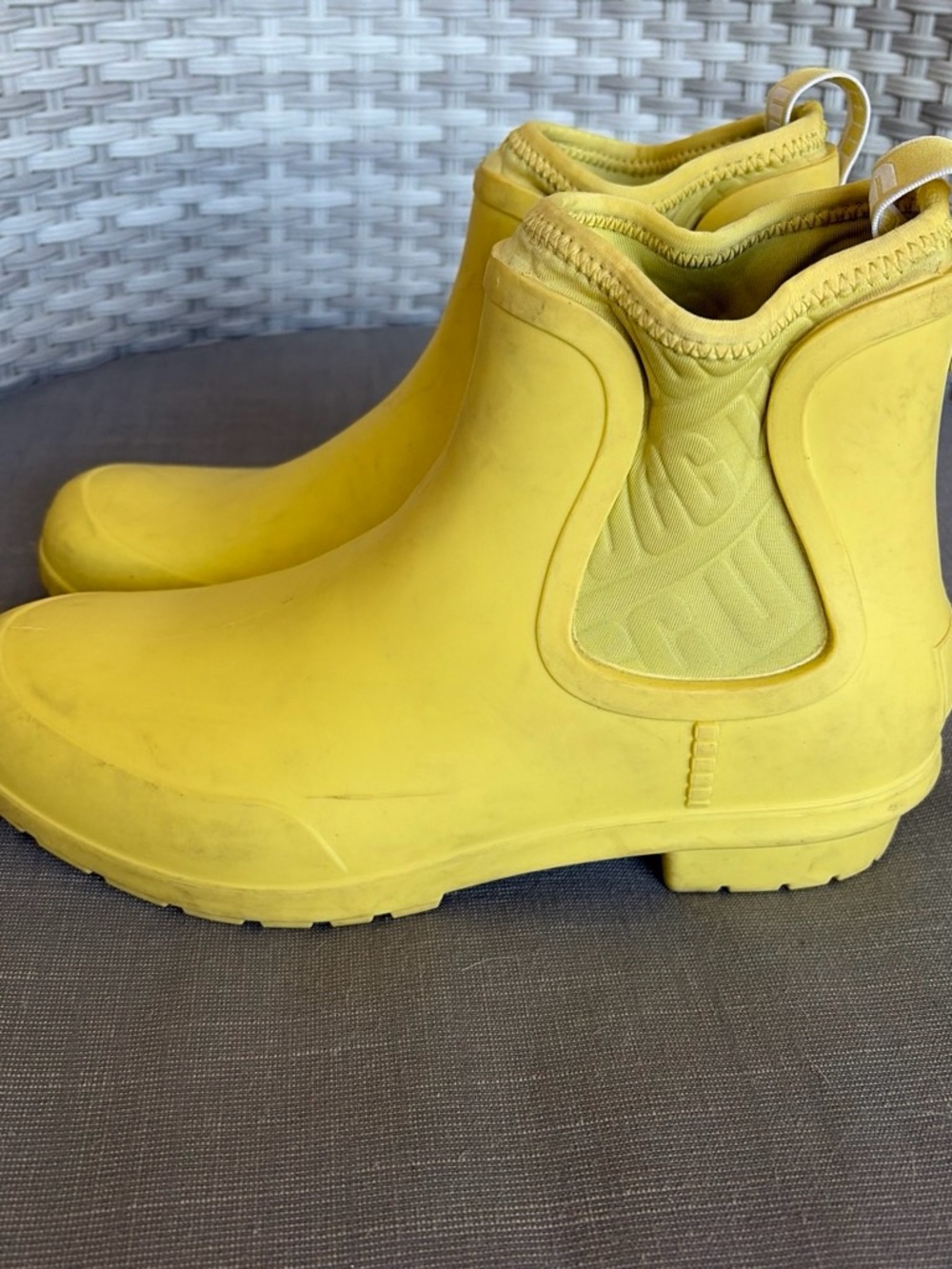 UGG CHEVONNE MARGARITA YELLOW BOOTS - WOMEN'S 5
Some scuffs